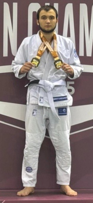 Рамазан Абдурахманов в кимоно с двумя золотыми медалями ACB JJ