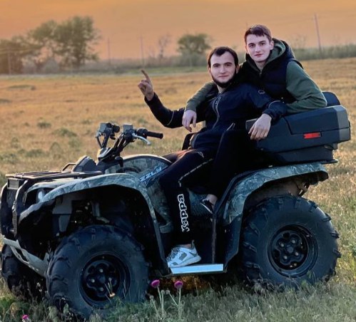 Рамазан Абдурахманов и его брат Рамазан Гаджиев на квадроцикле